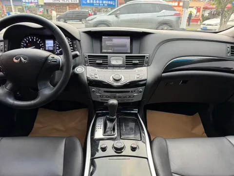 Infiniti Q70