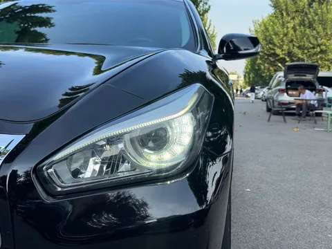 Infiniti Q70