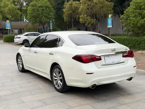 Infiniti Q70
