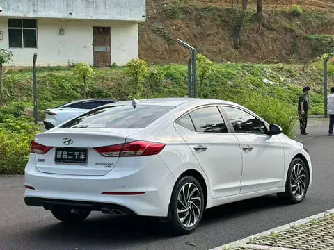 Hyundai Elantra (Avante)