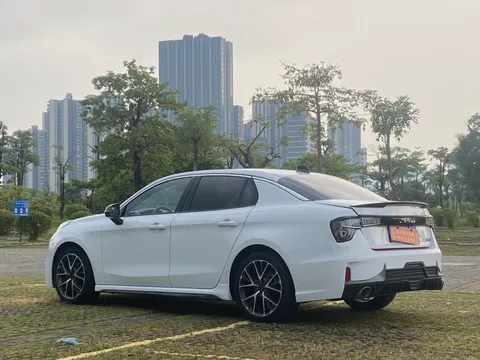 Lynk & Co 03