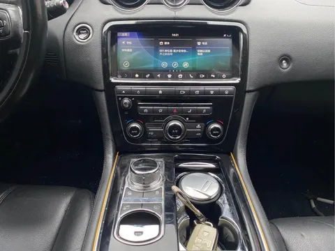Jaguar XJ