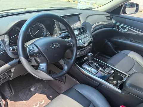 Infiniti Q70