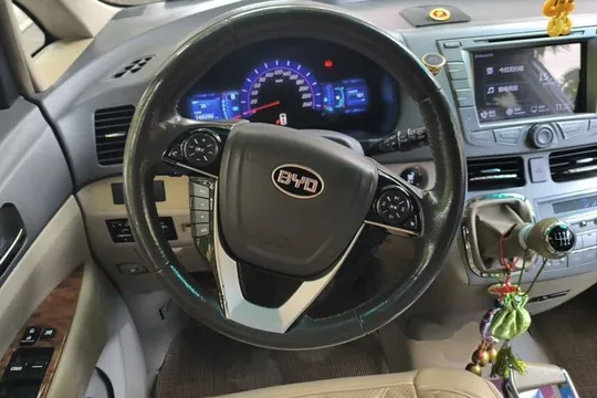 BYD M6