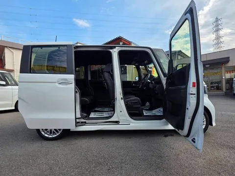 Honda N-BOX Custom