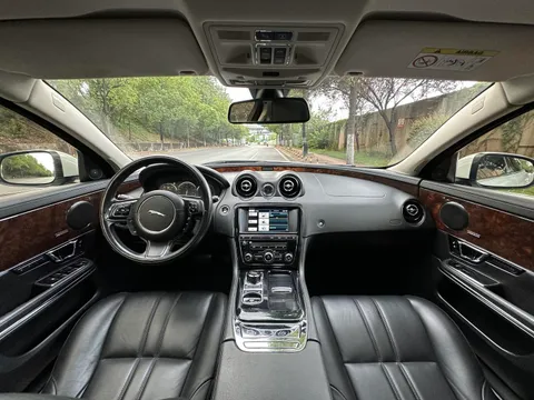 Jaguar XJ
