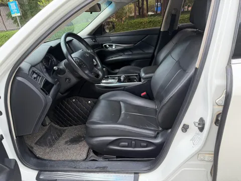Infiniti Q70