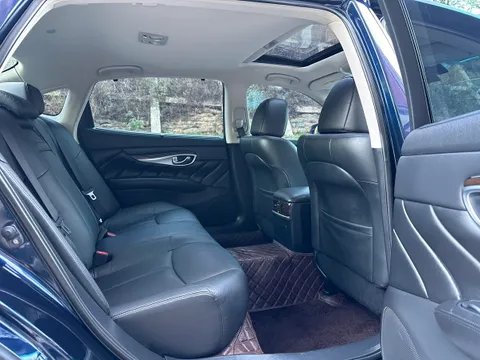 Infiniti Q70