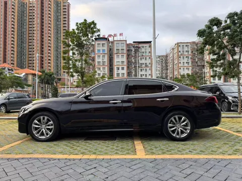 Infiniti Q70