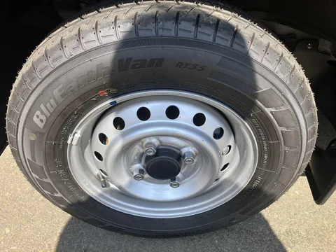 Nissan Clipper Van