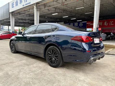 Infiniti Q70