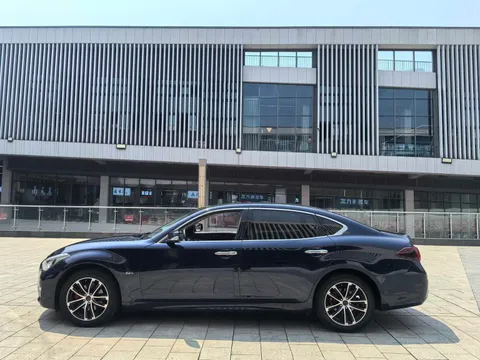 Infiniti Q70