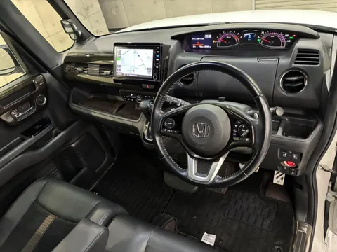 Honda N-BOX Custom