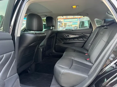 Infiniti Q70