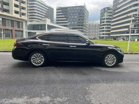 Infiniti Q70