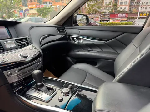 Infiniti Q70