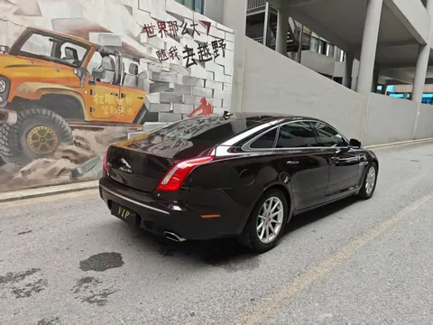 Jaguar XJ