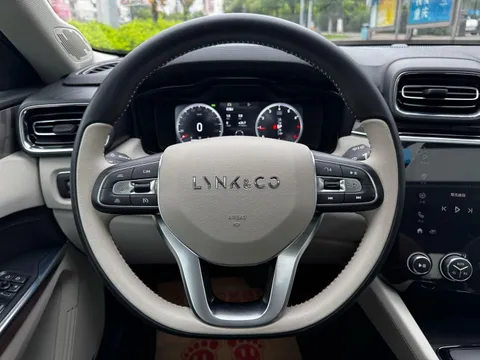 Lynk & Co 02