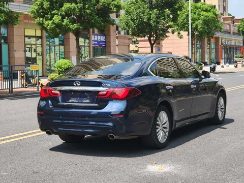 Infiniti Q70