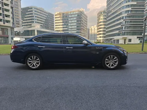 Infiniti Q70