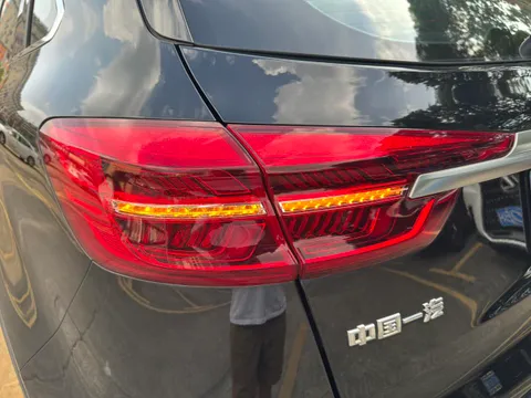 Hongqi HS5