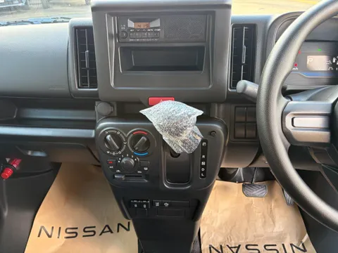 Nissan Clipper Van