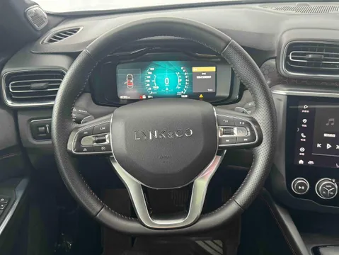 Lynk & Co 03