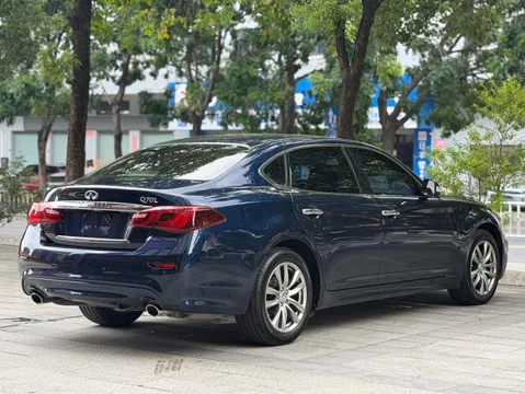 Infiniti Q70