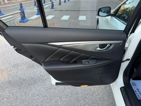 Infiniti Q50L