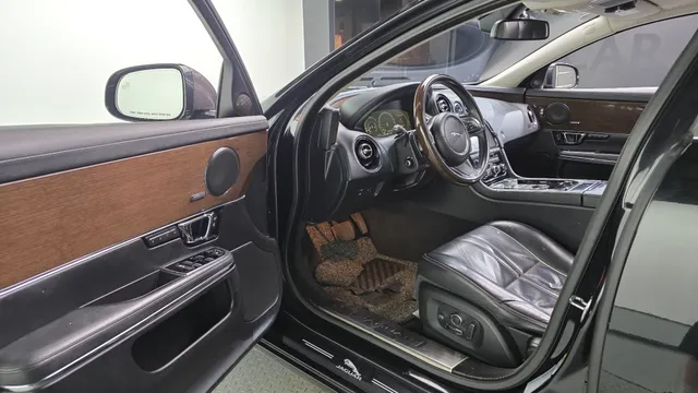 Jaguar XJ