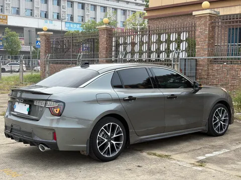 Lynk & Co 03