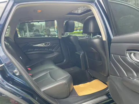 Infiniti Q70
