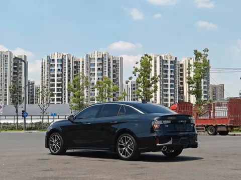 Lynk & Co 03