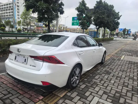 Lexus IS