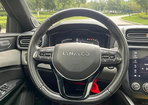 Lynk & Co 03