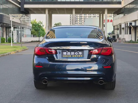 Infiniti Q70