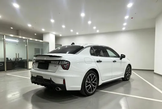 Lynk & Co 03