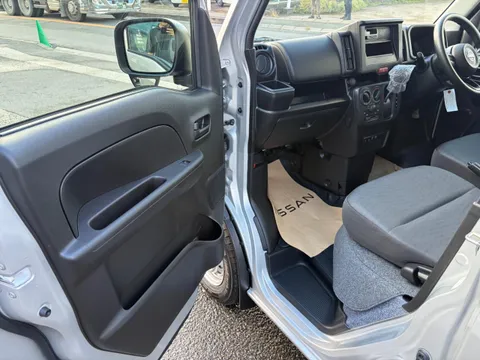 Nissan Clipper Van