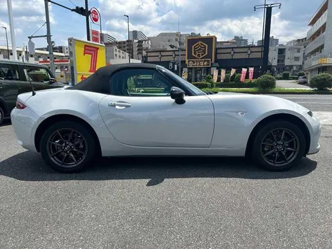 Mazda MX-5 (Roadster)