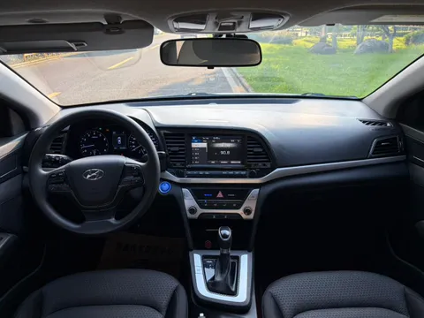 Hyundai Elantra (Avante)