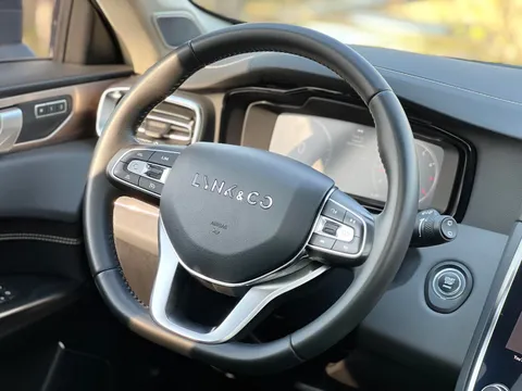 Lynk & Co 01