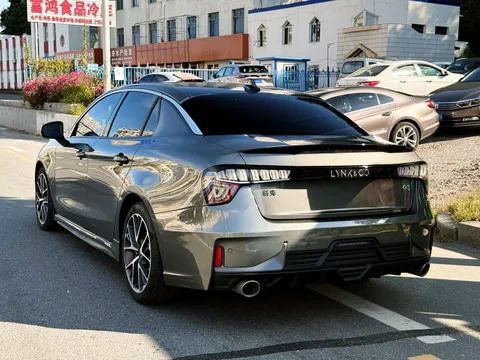 Lynk & Co 03