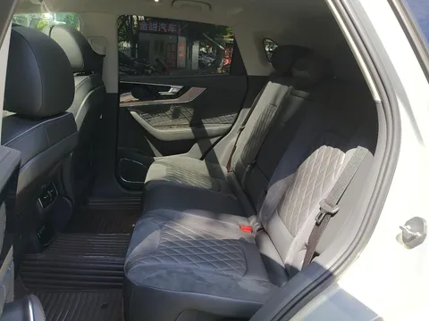 Hongqi HS5