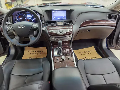 Infiniti Q70
