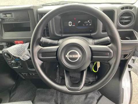 Nissan Clipper Van