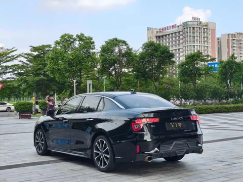 Lynk & Co 03