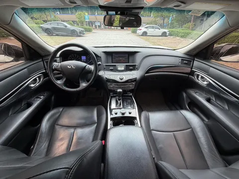 Infiniti Q70