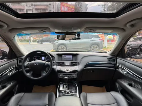 Infiniti Q70