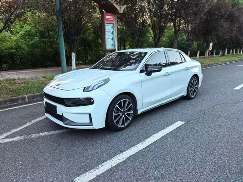 Lynk & Co 03