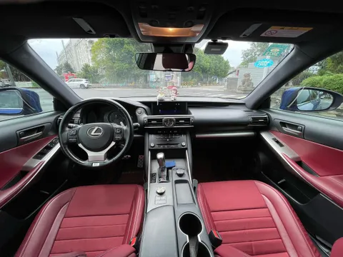 Lexus IS